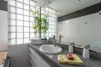 a bathroom with a sink and a mirror at Balconcito Peruano & AMPLIO 2 dormitorios in Lima