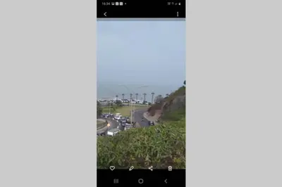 a screenshot of a cell phone screen with a view of a road at Parque & Mar lindo alojamiento en San Isidro in Lima