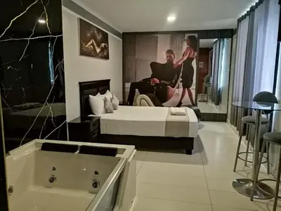 a hotel room with a tub and a bed at GOLDEN DREAM´S in Lima