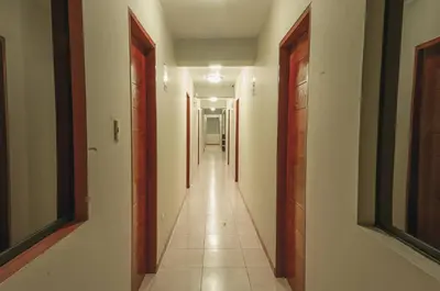 a hallway with many doors and a long corridor at Hotel Residencial San Isidro in Hualmay