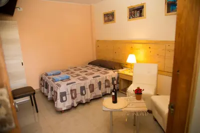 a small room with a bed and a table at Estancia Saraja in Ica