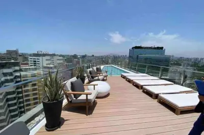 a rooftop deck with lounge chairs and a swimming pool at MLA apartments - Reducto 360 in Lima
