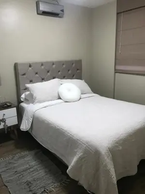 a bed with a white pillow on top of it at Apartamento 3 Habitaciones Lima, Perú (Magdalena del Mar) in Lima