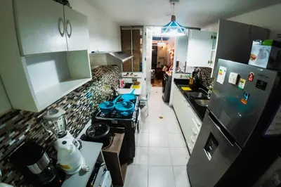 a kitchen with a stove and a refrigerator at Apartamento 3 Habitaciones Lima, Perú (Magdalena del Mar) in Lima