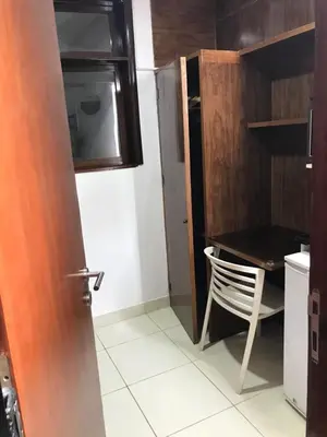 a small kitchen with a table and a chair at Minidepartamento céntrico entre Lince y San Isidro in Lima