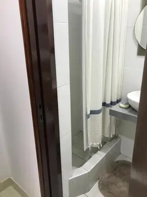 a bathroom with a shower curtain and a sink at Minidepartamento céntrico entre Lince y San Isidro in Lima