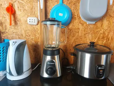 a blender sitting on a counter next to a slow cooker at Casa Mahulu in Paracas