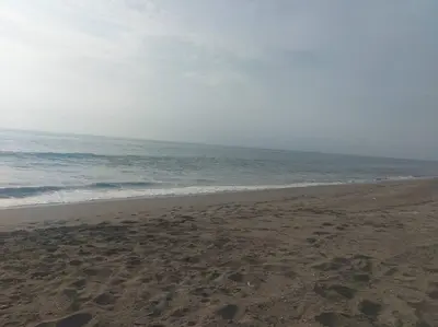 an empty beach with the ocean in the background at Playa ChinchaHouse - Agradable casa de playa en Chinchaycamac in Chincha Baja