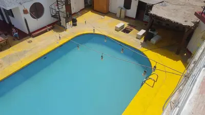 an overhead view of a large swimming pool at Hotel Duna Sur in Laguna Huacachina