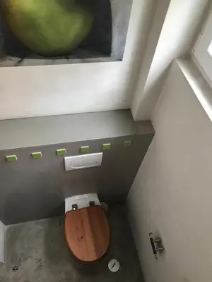 a bathroom with a toilet with a wooden seat at Loft grande cerca al Olivar en San isidro-Lima in Lima