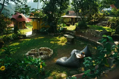 a garden with a statue in the grass at Casa al lado del Bosque in Oxapampa
