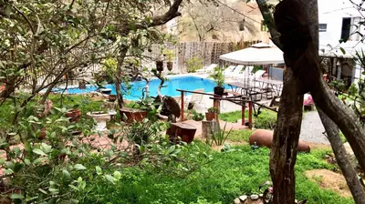 a swimming pool in a yard with afficientfficientfficientfficientfficientfficient at Rochabus in Ica