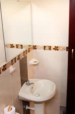 a bathroom with a sink and a mirror at Hotel Conquistador in Andahuaylas