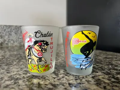 two cups sitting on top of a counter at Hermoso departamento totalmente amoblado - Lte San Miguel in Lima