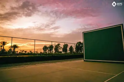 an empty tennis court with the sunset in the background at HOP PRAIA exclusiva laguna y playa en Chincha in Chincha Baja