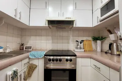 a kitchen with white cabinets and a stove top oven at Apartamento Entero en Centro de Miraflores - 2 habitaciones in Lima