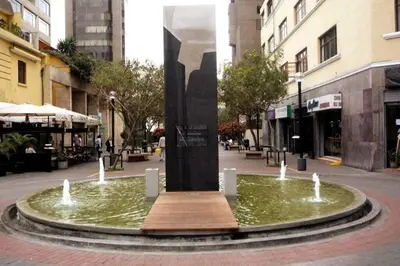 a statue in the middle of a city street at Apartamento Entero en Centro de Miraflores - 2 habitaciones in Lima