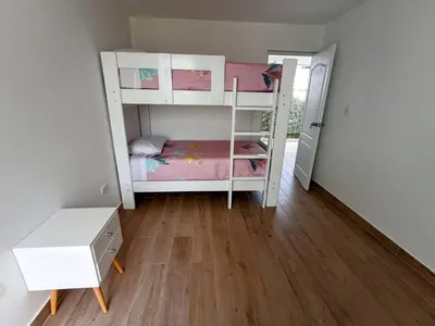 a small room with two bunk beds in it at HOP ODAIBA exclusiva laguna y playa en Chincha in Chincha Baja
