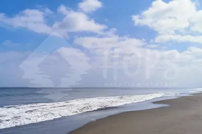 a beach with the ocean and a cloudy sky at HOP ODAIBA exclusiva laguna y playa en Chincha in Chincha Baja