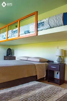 a bedroom with two bunk beds and a lamp at HOP OHANA exclusiva en campo y playa en Chincha in Chincha Baja