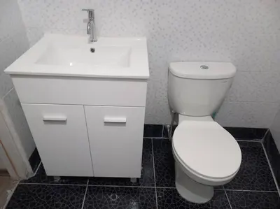 a bathroom with a white toilet and a sink at Lugar encantador frente al mar con tina o jacuzzi in Lima