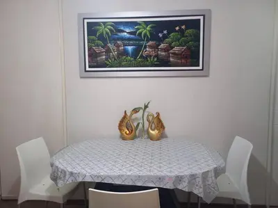 a dining room table with a picture on the wall at Lugar encantador frente al mar con tina o jacuzzi in Lima