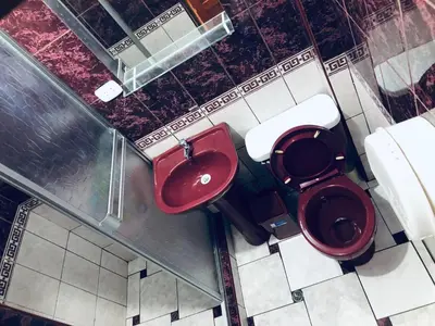 an overhead view of a bathroom with a toilet and a sink at Hotel Colquewasi in Cusco