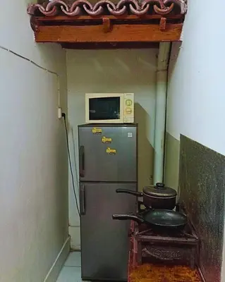 a microwave oven sitting on top of a refrigerator at La Quinta Alcanfores in Lima