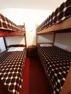 two bunk beds in a small room withthritisthritisthritisthritisthritisthritisthritisthritis at Maypa Lima Airport in Lima