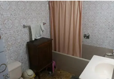 a bathroom with a shower and a sink and a toilet at Habitación amoblada independiente dentro departamento amoblado tipo ROOMIE in Lima