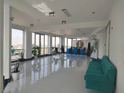 a living room with a green couch and blue chairs at Casalos Hotel & Spa in Huancayo