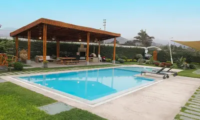 a swimming pool in a yard with a gazebo at Kuyayky Lodge in Lima