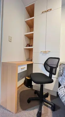 a desk with a black chair in a bedroom at HABITACIÓN EN EDIFICIO CENTRO COLONIAL- Cerca al centro histórico in Lima