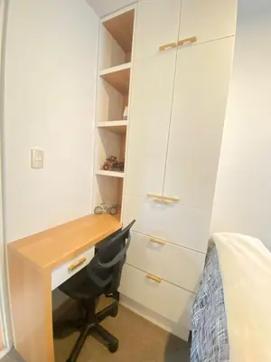 a bedroom with a desk with a chair and a bed at HABITACIÓN EN EDIFICIO CENTRO COLONIAL- Cerca al centro histórico in Lima