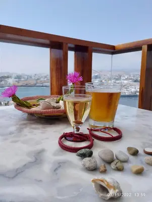 a table with two glasses of beer and some rocks at Minidepartamento en San Bartolo - VISTA AL MAR in San Bartolo