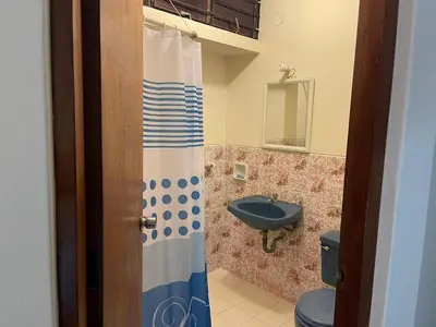 a bathroom with a blue toilet and a sink at Entre Cava y Cata in Ica
