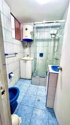 a bathroom with a shower and a toilet and a sink at I Relajante Habitación en Miraflores Central in Lima