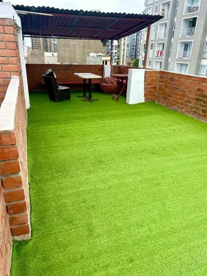 a patio with green grass and a table on a building at I Relajante Habitación en Miraflores Central in Lima