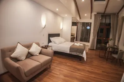 a living room with a couch and a bed at Florez de la Villa in Huaran