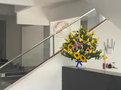 a bouquet of flowers in a vase with a baseball at (12) Depto con inmejorable ubicación Miraflores in Lima