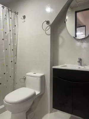 a bathroom with a toilet and a sink and a mirror at (12) Depto con inmejorable ubicación Miraflores in Lima
