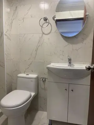 a bathroom with a toilet and a sink and a mirror at (12) Depto con inmejorable ubicación Miraflores in Lima