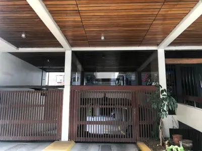 a building with a brown gate with a wooden ceiling at 14 Departamento acogedor y nuevo en Miraflores in Lima