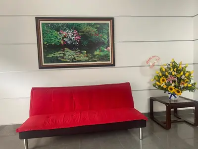 a red couch in a room with a painting at 16 Dpto con inmejorable ubicación en Miraflores in Lima