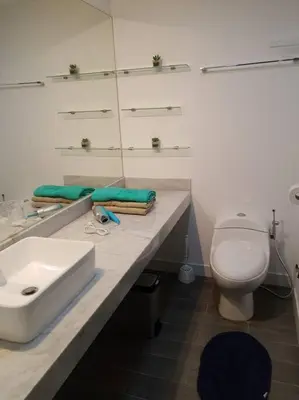 a bathroom with a sink and a toilet at Encantador apartamento en Miraflores in Lima