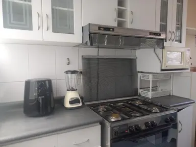 a kitchen with a stove and a blender on a counter at Frente a hermoso Parque Pueblo Libre in Lima