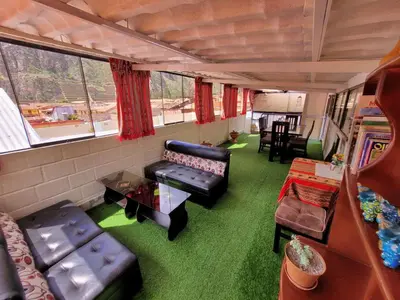 a living room with a couch and a table at Hostal EL VIAJERO en Ollantaytambo in Ollantaytambo