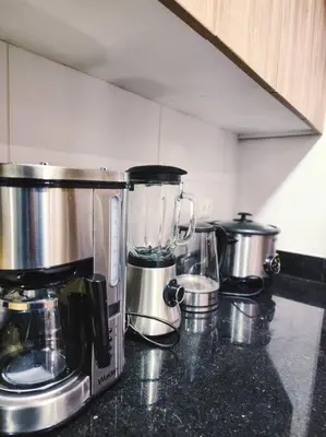 a kitchen counter with a blender on a counter top at San Miguel Exclusivo Depa Vista al Mar, piscina in Lima