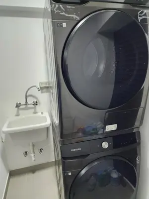 a microwave oven sitting next to a sink at San Miguel Exclusivo Depa Vista al Mar, piscina in Lima