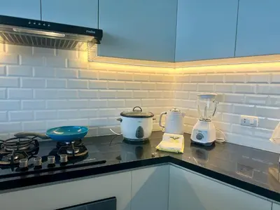 a kitchen counter with a stove and a blender at Moderno Departamento con Piscina y Parrilla, 3 min de la playa, Asia in Asia